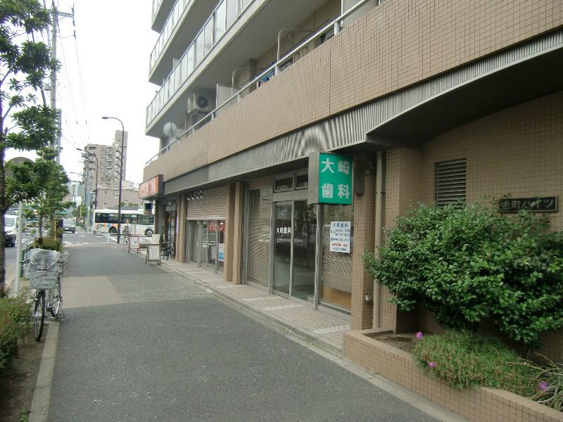 Local appearance photo. There is a store on the first floor part