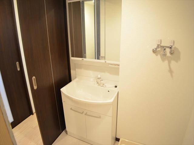 Wash basin, toilet. Three-sided mirror type