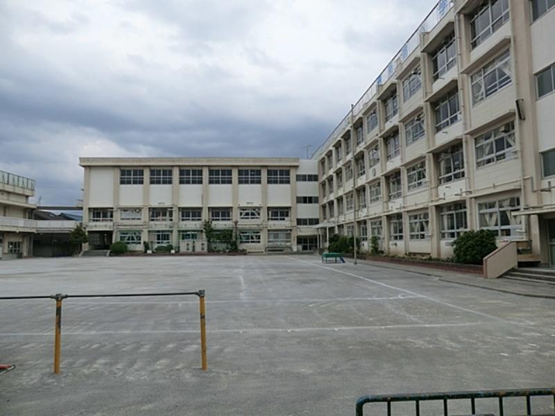 Primary school. 600m to Shinjuku Elementary School