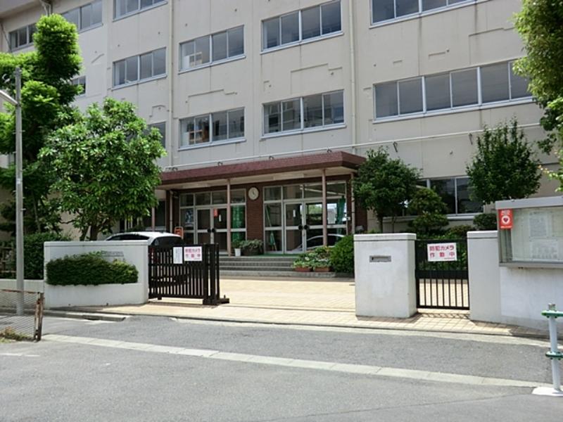 Junior high school. 800m to Shinjuku Junior High School