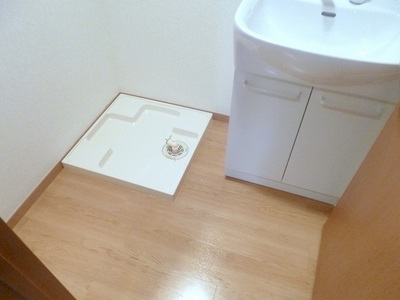 Washroom. Indoor Laundry Storage ・ There dressing room.