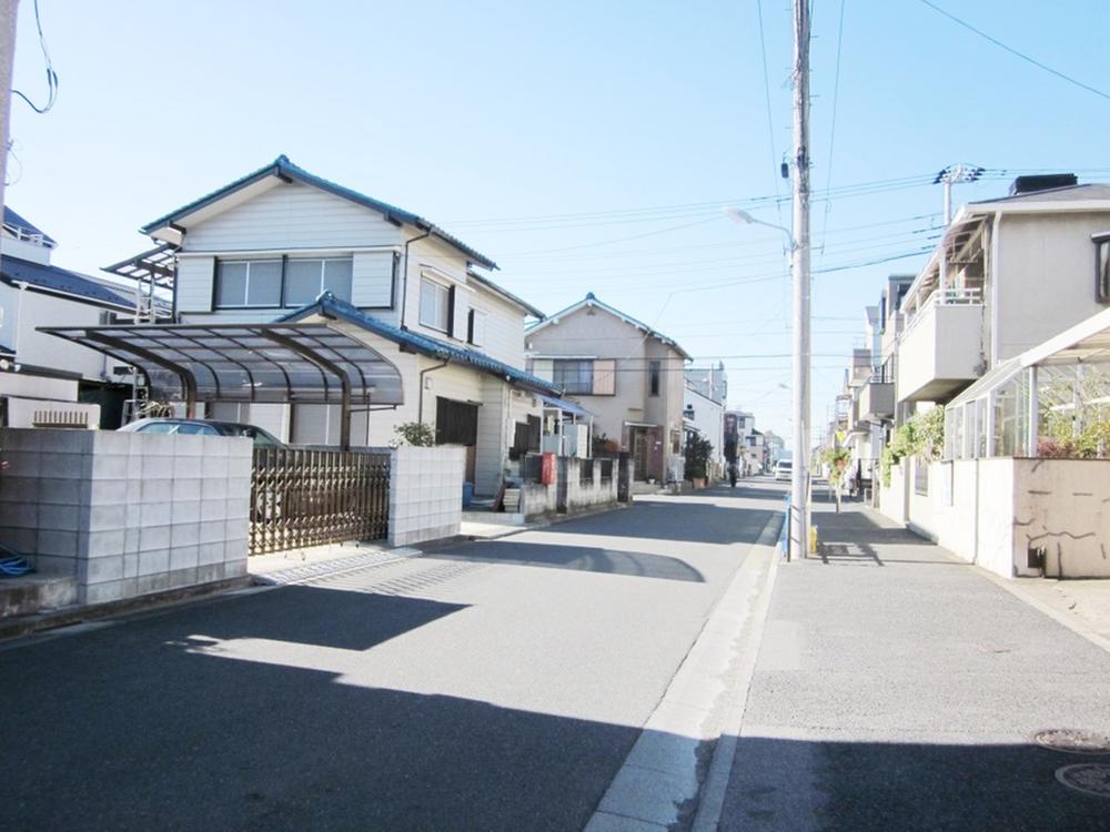 Local photos, including front road. The surroundings are quiet residential area.