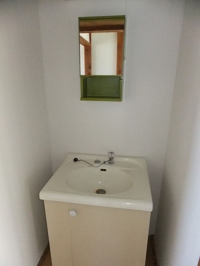 Other Equipment. There is a separate wash basin.