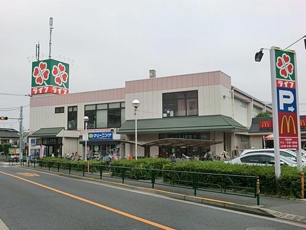Supermarket. Until Life fountain shop 577m