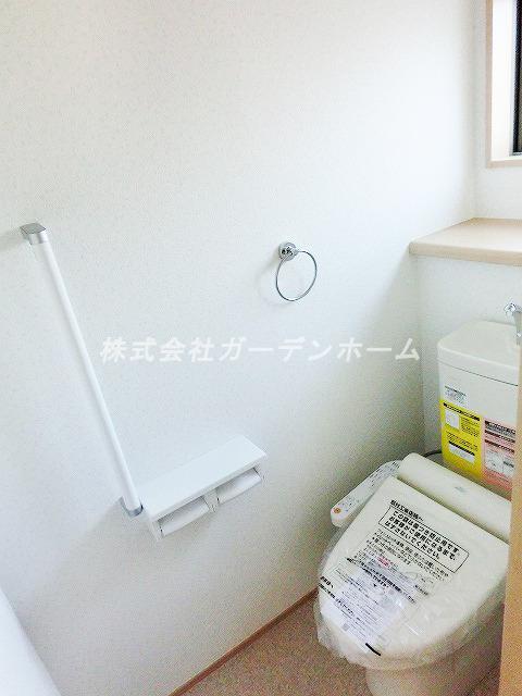 Toilet.  ■ Because there restroom also two places, I am happy is such a busy morning ■