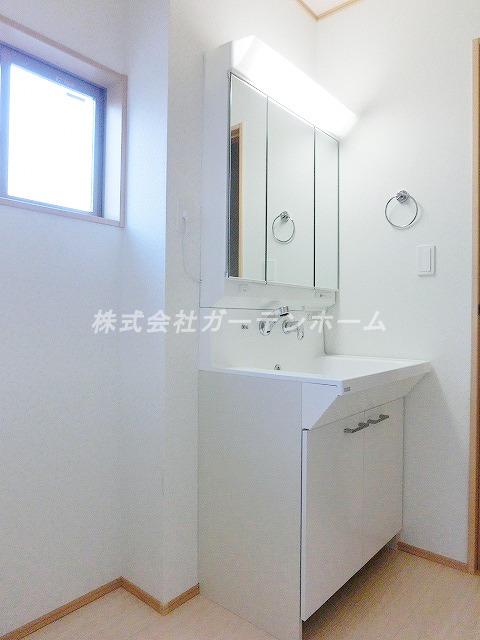 Wash basin, toilet.  ■ Independent wash basin indispensable for grooming ■