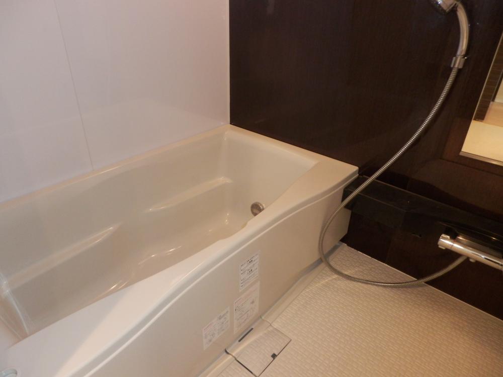 Bathroom. Indoor (12 May 2013) Shooting. On the floor of the well-drained mosaic pattern is a bathroom tub has been installed in the 1418 size. Also it has a bus dryer.