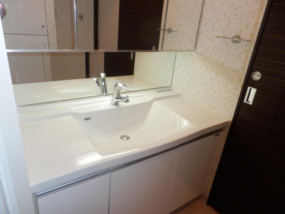 Wash basin, toilet. Indoor (12 May 2013) Shooting. Basin is the vanity of an integrated basin bowl with a three-sided mirror.