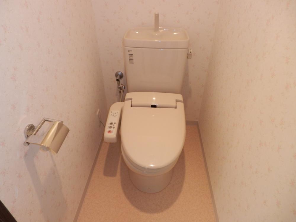 Toilet. Indoor (12 May 2013) Shooting. Hot water washing machine ・ Heating toilet seat ・ Comfortable toilet with a deodorizing function.