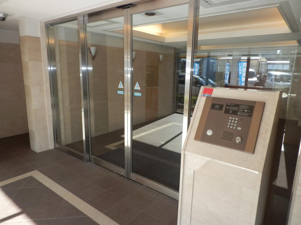 Entrance. Common areas. Of non-contact key is auto-lock system.