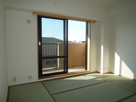 Living and room. There is also a Japanese-style room. It settles down space!