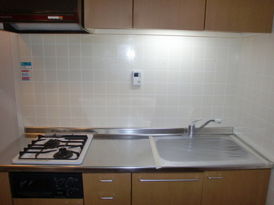 Kitchen. With gas stove 2 burners grill