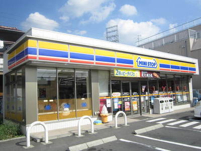 Convenience store. MINISTOP up (convenience store) 900m