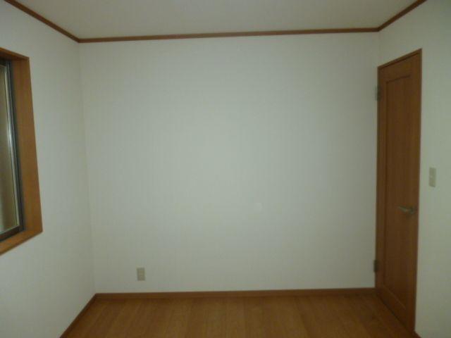 Non-living room. Service Room is located on the first floor in 6 Pledge, Room recommended as a guest room.