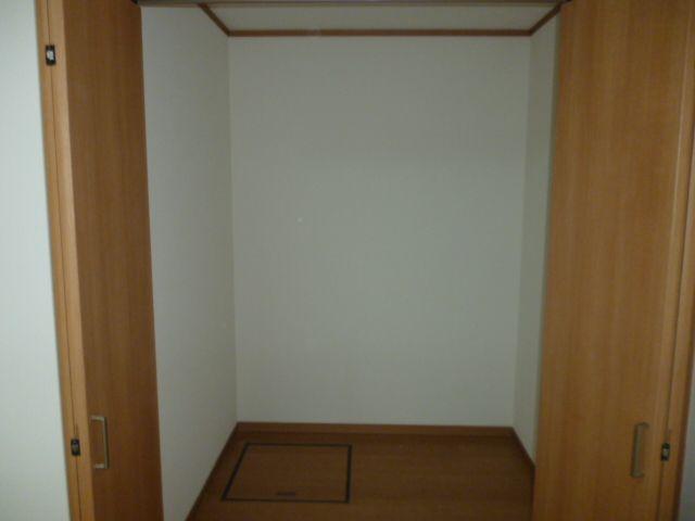 Receipt. Convenient walk-in closet in the housing, Easy is organized