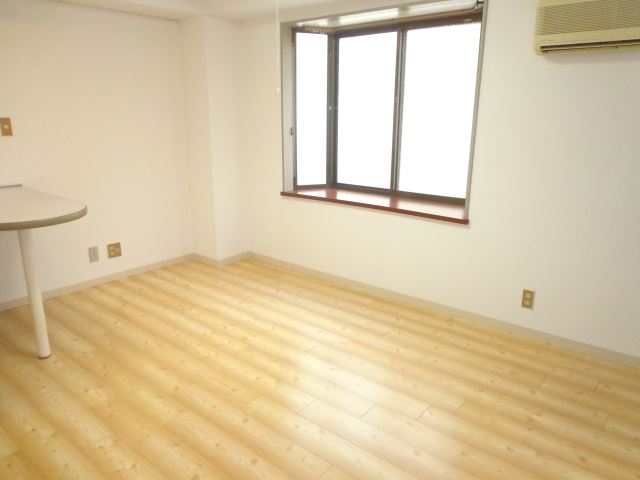 Living and room. Corner room ・ Ventilation is good in Western-style two-sided lighting.