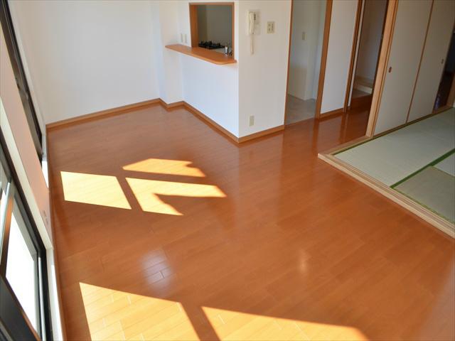 Living. Living room bright south-facing