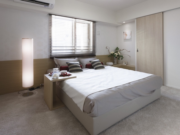 Be placed a large bed with a margin of about 6.6 tatami of Western-style (1). With a walk-in closet