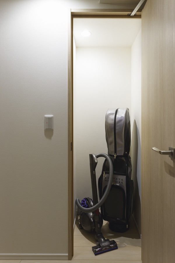 About 0.5 tatami closet that was installed in the hallway. Convenient storage, such as vacuum cleaners and season supplies
