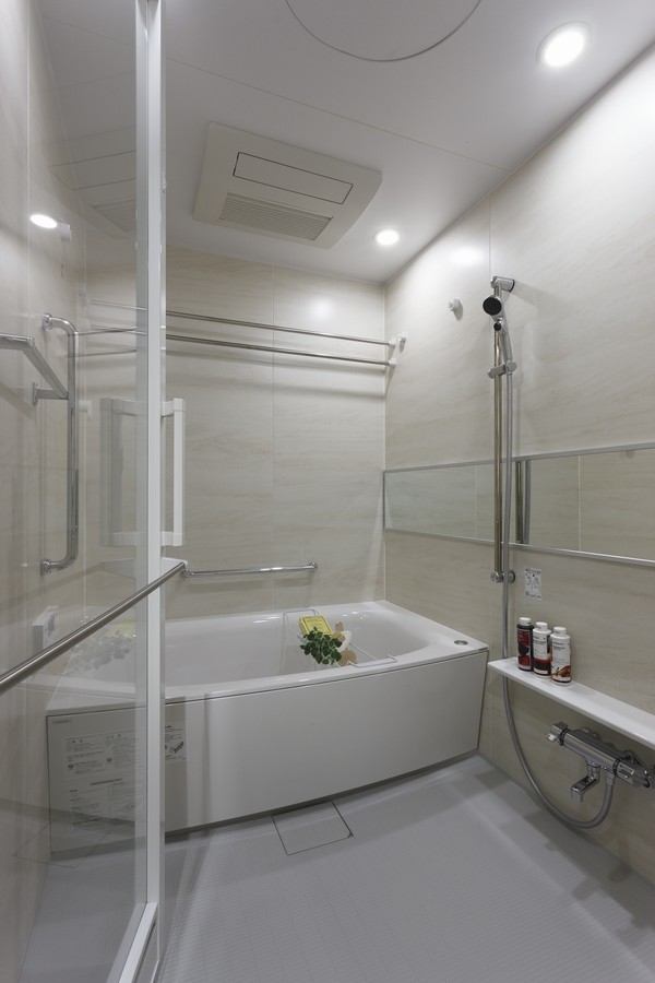 Relaxed some bathroom of 1.4m × 1.8m size. Space full of cleanliness in which the white tones
