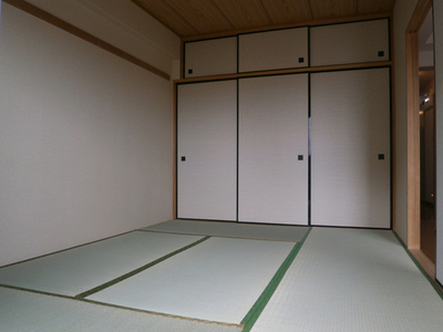 Living and room. Six tatami Japanese-style room. It is also good to spend a holiday in purring.