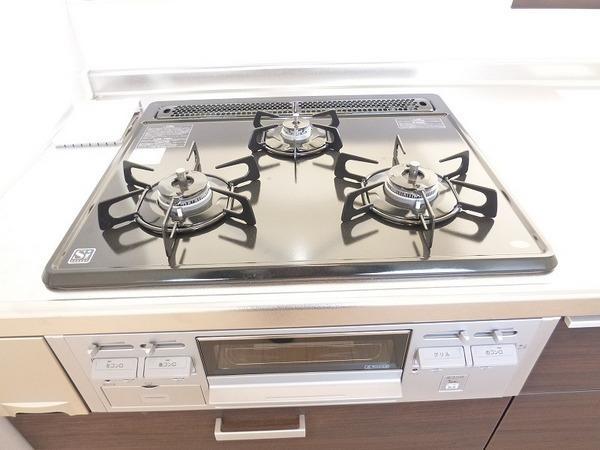 Kitchen. Easy-to-use 3-neck gas stove!