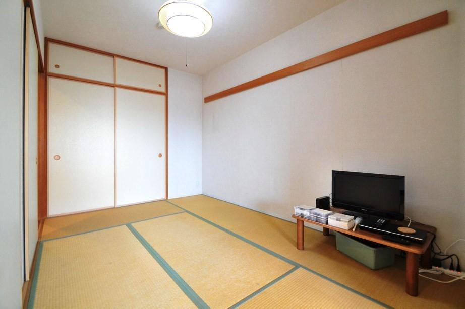 Non-living room. Japanese-style room adjacent to the living room