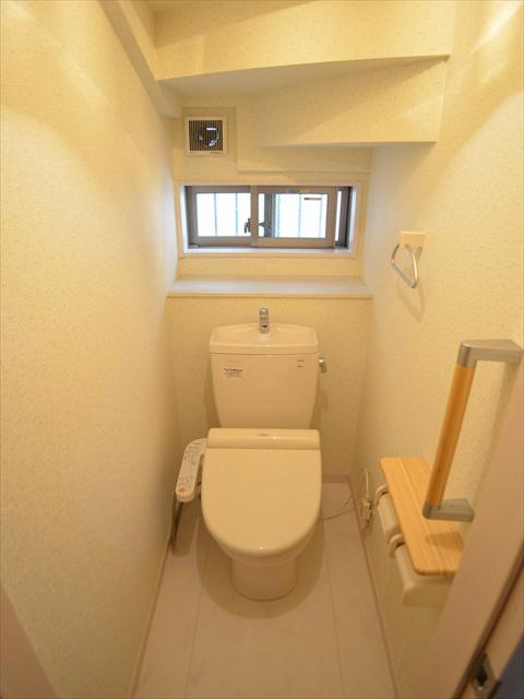 Toilet. With handrail to the toilet