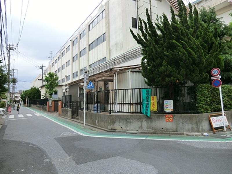 Primary school. 260m to Shinjuku Elementary School