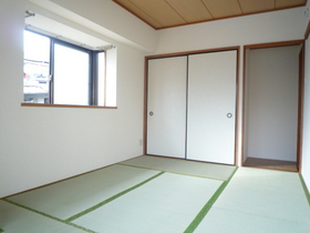 Living and room. Is a Japanese-style calm down the room! Sunny!