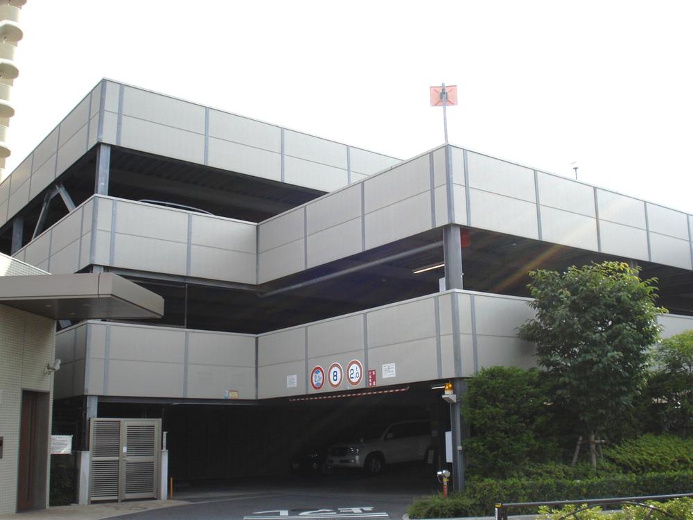 Parking lot. Self-propelled parking 100% installation. There is no waiting time because it is not a mechanical.