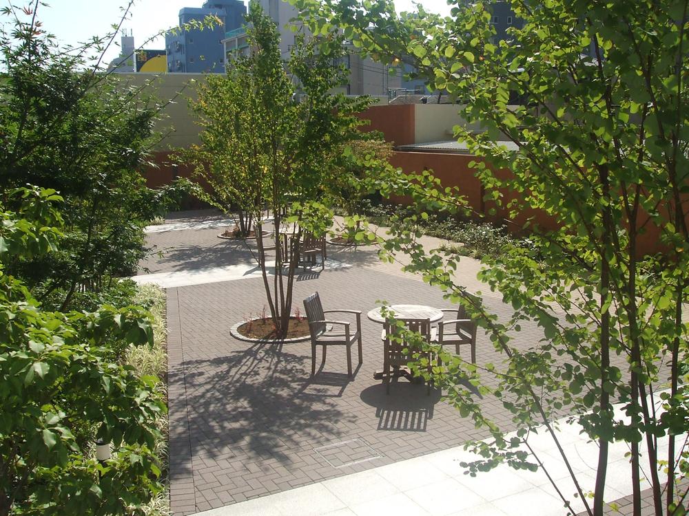 Other common areas. In the apartment, "the light and the colors of the garden."
