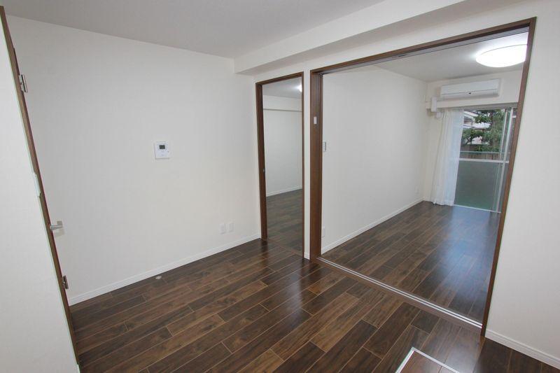 Living. Dining kitchen space is 6 Pledge.