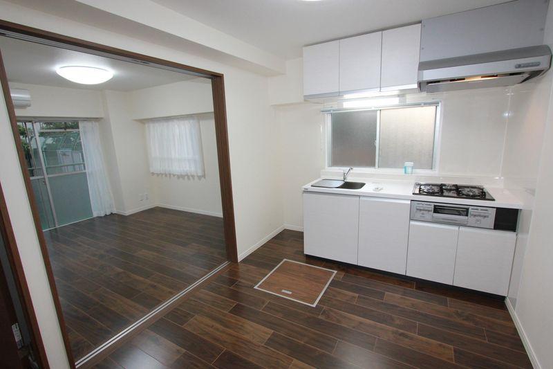 Living. Whole of introspection of dining kitchen