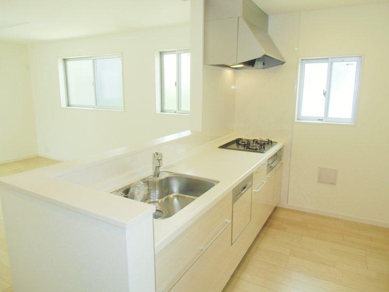 Kitchen. Popular face-to-face kitchen to wife. Washing also is with effortless dishwasher. (B Building)