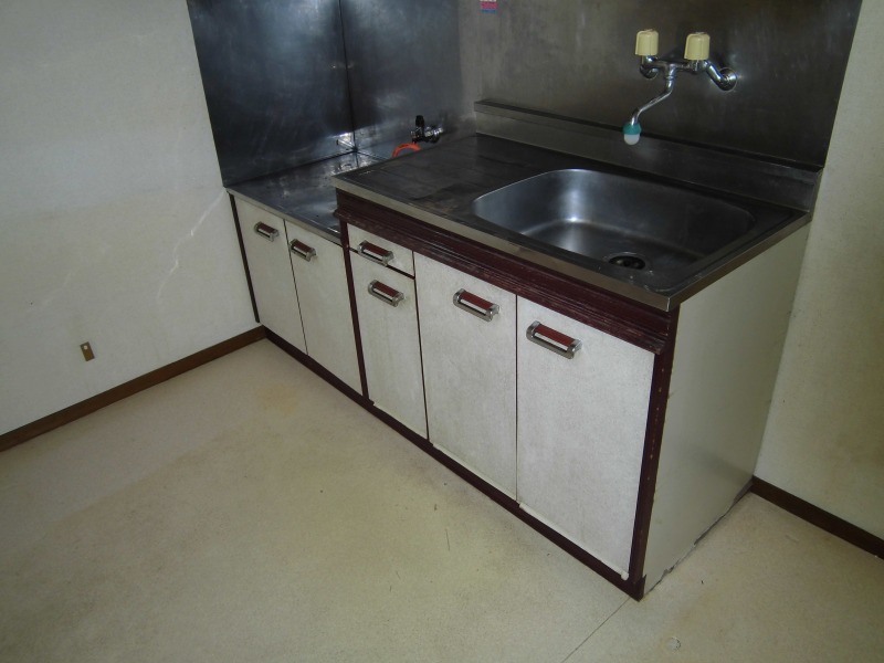 Kitchen. Gas stove can be installed