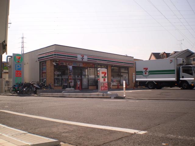 Convenience store. Is also glad 190m convenience store is within 3 minutes to Seven-Eleven!