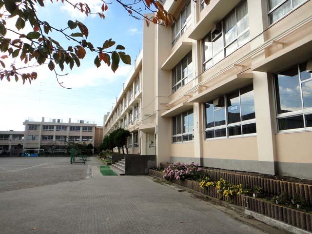 Primary school. 900m until Nakano stand elementary school
