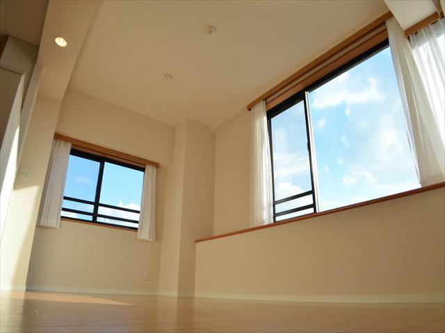 Living. Stylish production with counter