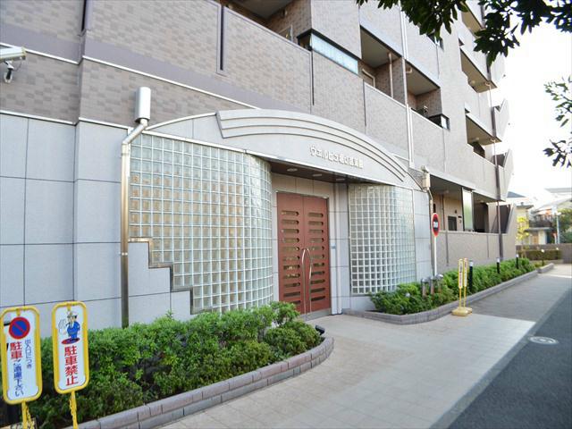 Entrance. Station 3-minute walk of a good location