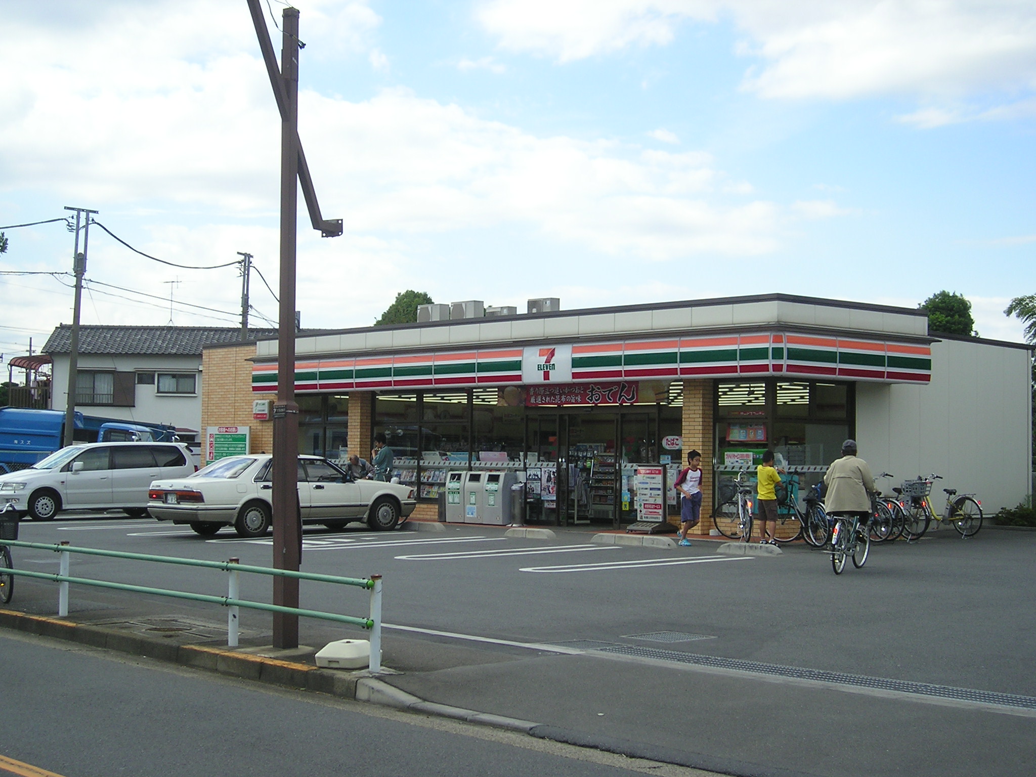 Convenience store. Seven-Eleven (convenience store) to 400m