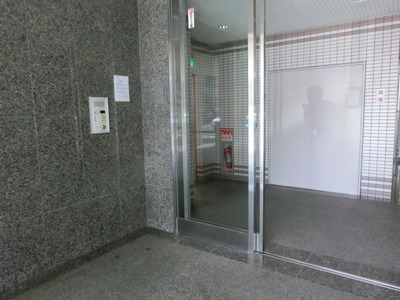 Entrance. Auto-lock equipped E-mail BOX equipped