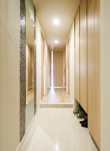 Interior.  [Entrance] Floor and the height of a storage space of natural stone Tadayowasu a sense of grade.