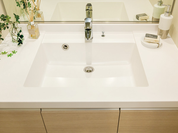 Bathing-wash room.  [Large square bowl of artificial marble] Because integrated counter and the bowl is a seamless, Clean easy to just wipe quickly. In addition, since a square can be used as widely clean up the four corners.