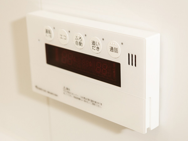 Bathing-wash room.  [Phone call ・ Reheating function with Otobasu] In conjunction with the kitchen of the remote control, Adopted Otobasu system with a call function. With one-touch of the microcomputer control, Hot water beam, Do Reheating automatically.