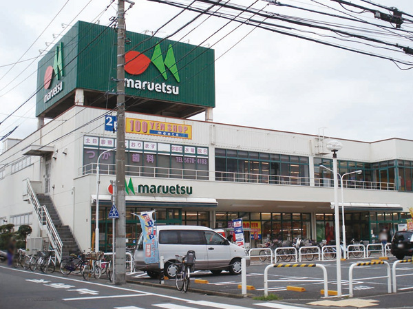 Surrounding environment. Maruetsu Higashishinkoiwa store (a 12-minute walk / About 940m ※ West Terrace) (a 12-minute walk / About 930m ※ East Terrace)