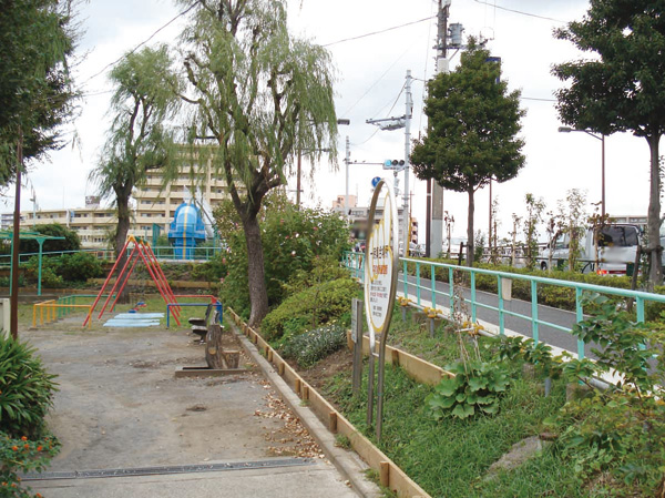 Surrounding environment. Peace Bridge Children's Amusement Park (4-minute walk / About 250m ※ West Terrace) (a 4-minute walk / About 260m ※ East Terrace)
