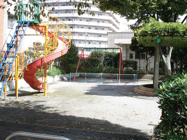 Surrounding environment. Higashiyotsugi good friend children amusement (4-minute walk / About 320m ※ West Terrace) (a 5-minute walk / About 340m ※ East Terrace)