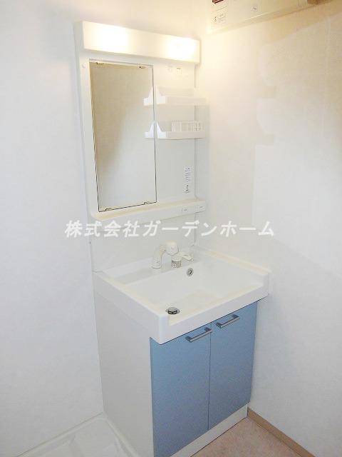 Wash basin, toilet. Local (10 May 2013) Shooting