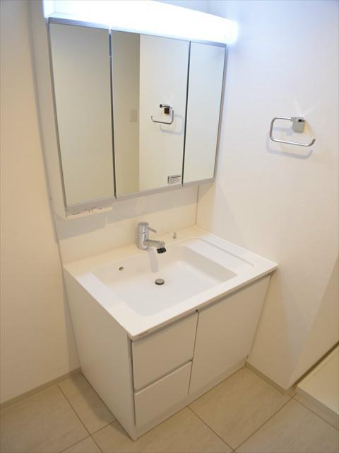 Wash basin, toilet. Washstand of triple mirror type